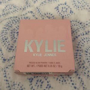 Kylie Jenner pressed blush powder: Shade color: 334 Pink Power
